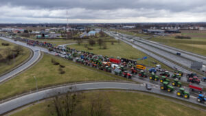 Rolnicy blokują węzeł autostrady A2 Poznań-Komorniki, 20.02.2024 r. (Jakub Kaczmarczyk / PAP)