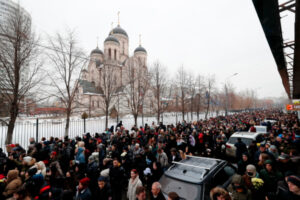 Rosjanie idą za karawanem z trumną zmarłego lidera rosyjskiej opozycji Aleksieja Nawalnego przed kościołem Ikony Matki Bożej podczas jego pogrzebu w Moskwie, Rosja, 1.03.2024 r. (MAXIM SHIPENKOV/PAP/EPA)