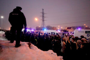 Rosjanie zbierają się, aby złożyć hołd zmarłemu liderowi rosyjskiej opozycji Aleksiejowi Nawalnemu podczas jego pogrzebu na Cmentarzu Borisowskim w Moskwie, Rosja, 1.03.2024 r. (MAXIM SHIPENKOV/PAP/EPA)