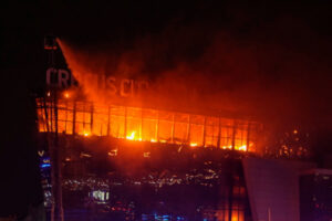 Rosyjscy strażacy gaszą pożar w sali koncertowej Crocus City Hall po ataku terrorystycznym w Krasnogorsku pod Moskwą, Rosja, 22.03.2024 r. (VASILY PRUDNIKOV/PAP/EPA)