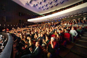 Zespół Shen Yun World Company dał trzeci występ w Teatrze Wielkim w Łodzi po południu 16.03.2024 r. Widownia po raz kolejny była wypełniona do ostatniego miejsca (Huang He / The Epoch Times)