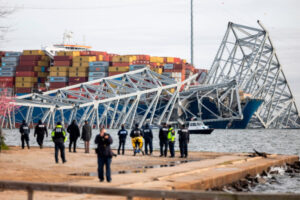 Ratownicy na brzegu rzeki Patapsco po tym, jak kontenerowiec uderzył w most Francis Scott Key i spowodował jego zawalenie, Baltimore, stan Maryland, 26.03.2024 r. (JIM LO SCALZO/PAP/EPA)