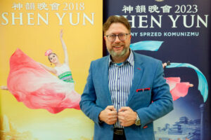Pan Robert Mikulec obejrzał przedstawienie Shen Yun w Teatrze Wielkim w Łodzi, 15.03.2024 r. (Karolina Olejniczak / The Epoch Times)