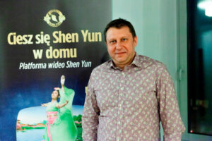 Pan Bartosz Śpiewak cieszył się przedstawieniem Shen Yun w Teatrze Wielkim w Łodzi, 15.03.2024 r. (Karolina Olejniczak / The Epoch Times)