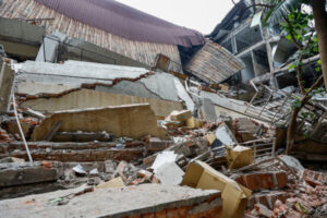Zniszczone na skutek trzęsienia ziemi zabudowania firmy poligraficznej w Nowym Tajpej, Tajwan, 3.04.2024 r. (DANIEL CENG/PAP/EPA)