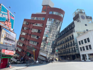 Zniszczony budynek po trzęsieniu ziemi o magnitudzie 7,4 w Hualian na Tajwanie, 3.04.2024 r., zdjęcie opublikowane przez Central News Agency, CNA (THE CENTRAL NEWS AGENCY/PAP/EPA)