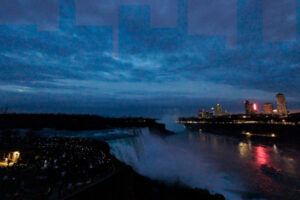 Wodospad Niagara pogrążony w ciemności podczas całkowitego zaćmienia Słońca, Niagara Falls, stan Nowy Jork, 8.04.2024 r. Chmury przesłoniły całkowity widok zaćmienia (SARAH YENESEL/PAP/EPA)