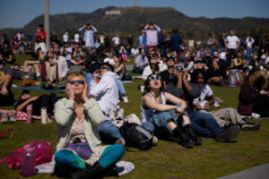 Ludzie oglądają częściowe zaćmienie Słońca w Obserwatorium Griffitha, Los Angeles, Kalifornia, 8.04.2024 r. (ALLISON DINNER/PAP/EPA)