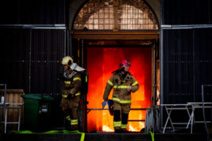 Strażacy walczą z pożarem starej Giełdy Papierów Wartościowych (Børsen) w Kopenhadze, Dania, 16.04.2024 r. (Ida Marie Odgaard/PAP/EPA)