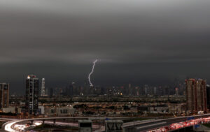 Błyskawica na niebie podczas ulewnego deszczu w Dubaju, Zjednoczone Emiraty Arabskie, 16.04.2024 r. (ALI HAIDER/PAP/EPA)