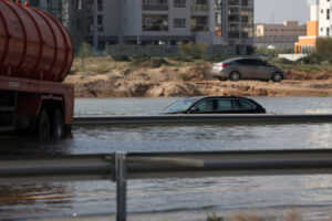 Zalany samochód po intensywnych opadach deszczu w Dubaju, Zjednoczone Emiraty Arabskie, 17.04.2024 r. (STRINGER/PAP/EPA)