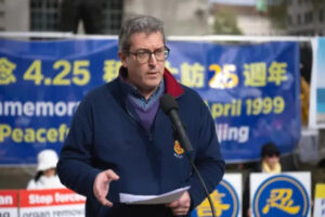 Benedict Rogers, współzałożyciel Komisji Praw Człowieka Partii Konserwatywnej i Hong Kong Watch, przemawia podczas wydarzenia z okazji 25. rocznicy pokojowej demonstracji w Pekinie, Londyn, 20.04.2024 r. (Yanning Qi / The Epoch Times)