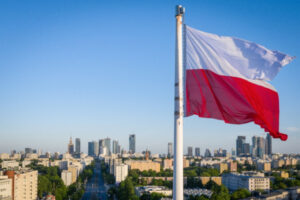 Flaga Polski na Rondzie Zgrupowania AK „Radosław” w Warszawie, 1.05.2024 r. 2 maja obchodzony jest Dzień Flagi Rzeczypospolitej Polskiej (Leszek Szymański / PAP)
