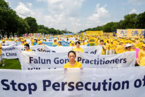 Praktykujący Falun Gong wzywają do zakończenia w Chinach prześladowań tej grupy duchowej podczas wydarzenia upamiętniającego 24. rocznicę rozpoczęcia prześladowań, na Kapitolu, 20.07.2023 r. (Samira Bouaou / The Epoch Times)