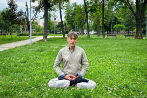 Praktykujący Falun Gong Dejan Marković podczas medytacji w Belgradzie, Serbia, 9.05.2024 r. (dzięki uprzejmości Dejana Markovicia)