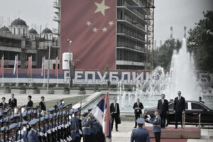Prezydent Serbii Aleksandar Vučić (po prawej) stoi obok przywódcy Komunistycznej Partii Chin Xi Jinpinga podczas ceremonii powitania w Belgradzie, 8.05.2024 r. (ELVIS BARUKCIC/AFP via Getty Images)