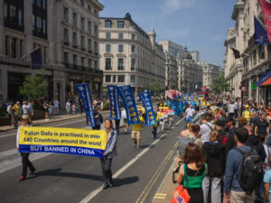 Praktykujący Falun Gong świętują Światowy Dzień Falun Dafa podczas wydarzenia, które odbyło się w Londynie, 11.05.2024 r. (Yanning Qi / The Epoch Times)