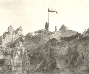 Flaga polska powiewająca nad ruinami klasztoru na Monte Cassino (Обрадовић Горан / <a href="https://commons.wikimedia.org/w/index.php?curid=51064103">domena publiczna</a>)