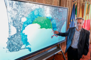 Burmistrz Neapolu Gaetano Manfredi podczas konferencji przy mapie pokazującej obrzar w okolicach Pozzuoli i Pól Flegrejskich dotknięty wieczorem 20 maja licznymi gwałtownymi wstrząsami sejsmicznymi, Włochy, 21.05.2024 r. (CIRO FUSCO/PAP/EPA) 