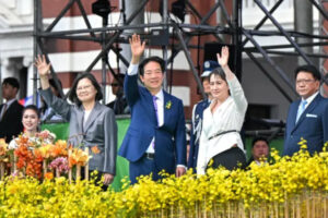 Prezydent Tajwanu Lai Ching-te (pośrodku) i wiceprezydent Hsiao Bi-khim (druga po prawej) wraz z ustępującą prezydent Tsai Ing-wen (druga po lewej) podczas ceremonii zaprzysiężenia w budynku Biura Prezydenta w Tajpej na Tajwanie, 20.05.2024 r. (Sung Pi-lung / The Epoch Times)