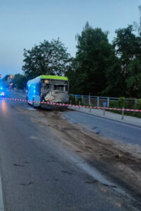 Miejsce zderzenia ciężarówki i autobusu miejskiego przy ul. Bałtyckiej, Olsztyn, 27.05.2024 r. (KW Policji w Olsztynie / PAP)