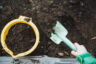Podczas prac ogrodowych mama i dziecko znaleźli neolityczną siekierkę