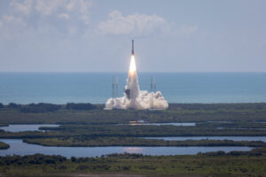 Misja NASA Boeing Crew Flight Test statku kosmicznego Starliner, wynoszona przez rakietę United Launch Alliance Atlas V, startuje z Kompleksu Startowego 41 na Przylądku Canaveral na Florydzie, USA, 5.06.2024 r. (CRISTOBAL HERRERA-ULASHKEVICH/PAP/EPA)