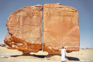 Gigantyczna skała z perfekcyjnym laserowym cięciem na arabskiej pustyni wprawia naukowców w zdumienie. A inni twierdzą, że to kosmici