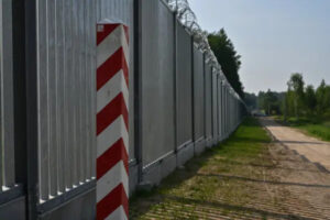 Zdjęcie ilustracyjne. Polski znak graniczny przy stalowej zaporze w Kuźnicy, 30.06.2022 r. (Omar Marques / Getty Images)