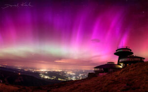 Fotografia zorzy polarnej nad Śnieżką, której autorem jest pan Daniel Koszela, wyróżniona przez NASA 12 czerwca tytułem <a href="https://apod.nasa.gov/apod/ap240612.html">Astronomy Picture of the Day</a>. Zdjęcie z 11 maja 2024 r. (fot. dzięki uprzejmości pana <a href="https://danielkoszela.eu/">Daniela Koszeli</a>)