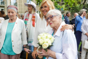 Pierwsza żona Wojciecha Młynarskiego Adrianna Godlewska (po prawej), córka Wojciecha Młynarskiego, dziennikarka Agata Młynarska (druga po prawej) i radna m.st. Warszawy Anna Nehrebecka (po lewej) podczas uroczystości nadania imienia Wojciecha Młynarskiego skwerowi pomiędzy ulicami: Łowicką, Wiktorską i Jana Józefa Lipskiego w Warszawie, 18.06.2024 r. (Tomasz Gzell / PAP)