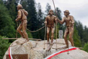 W Zakopanem uroczyście odsłonięto Pomnik Kurierów Tatrzańskich