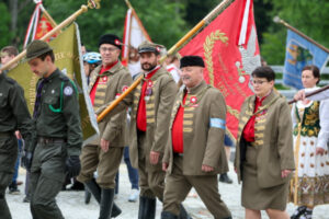 Uczestnicy uroczystości odsłonięcia Pomnika Kurierów Tatrzańskich w Zakopanem, 20.06.2024 r. (Grzegorz Momot / PAP)