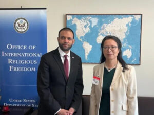 Rashad Hussain (po lewej), ambasador ds. wolności religijnej na świecie, i praktykująca Falun Gong Zhang Yuhua podczas prezentacji raportu Departamentu Stanu na temat wolności religijnej, Waszyngton, 26.06.2024 r. (dzięki uprzejmości pani Zhang Yuhua)