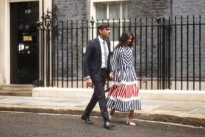 Ustępujący premier Rishi Sunak z żoną Akshatą Murty opuszczają Downing Street 10 po miażdżącym zwycięstwie Partii Pracy w wyborach, Londyn, 5.07.2024 r. (Dan Kitwood / Getty Images)