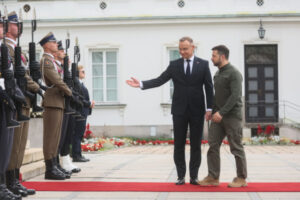 Prezydent Andrzej Duda i prezydent Ukrainy Wołodymyr Zełenski podczas powitania na dziedzińcu Belwederu w Warszawie, 8.07.2024 r. (Leszek Szymański / PAP)