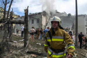 Akcja ratunkowa przy zniszczonym w wyniku rosyjskiego ataku szpitalu dziecięcym Ochmatdyt w Kijowie, 8.07.2024 r. (Vladyslav Musiienko/PAP)