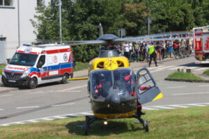 Transport rannego śmigłowcem LPR przed kopalnią Rydułtowy na śląsku, 11.07.2024 r. (Michał Meissner / PAP)