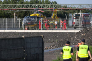 Śmigłowiec LPR zabiera do szpitala rannego górnika sprzed kopalni Rydułtowy na Śląsku, 13.07.2024 r. (Kasia Zaremba / PAP)