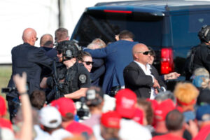 Donald Trump ranny w domniemanej próbie zamachu podczas wiecu w Pensylwanii