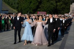 Maturzyści z działających w Wilnie polskich szkół tańczą poloneza na miejskim Placu Katedralnym, 16.07.2024 r. (Valdemar Doveiko / PAP) 