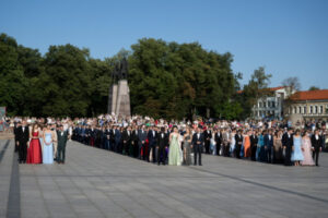 Maturzyści z działających w Wilnie polskich szkół stoją na miejskim Placu Katedralnym, 16.07.2024 r. (Valdemar Doveiko / PAP)