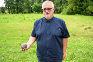 Archeolog z Wojewódzkiego Urzędu Ochrony Zabytków w Lublinie Grzegorz Mączka w miejscowości Dubienka, 17.07.2024 r. (Wojtek Jargiło / PAP)