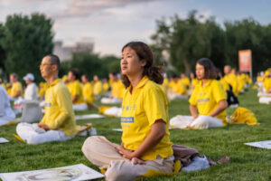 Praktykujący Falun Gong gromadzą się na czuwaniu przy świecach ku pamięci zwolenników tej duchowej dyscypliny, którzy byli prześladowani aż na śmierć przez Komunistyczną Partię Chin, National Mall w Waszyngtonie, 11.07.2024 r. (Madalina Vasiliu / The Epoch Times)