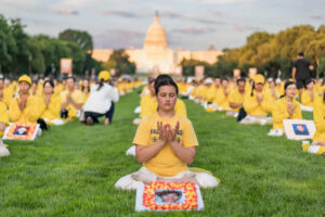 Praktykujący Falun Gong gromadzą się na czuwaniu przy świecach ku pamięci zwolenników tej duchowej dyscypliny, którzy byli prześladowani aż na śmierć przez Komunistyczną Partię Chin, National Mall w Waszyngtonie, 11.07.2024 r. (Madalina Vasiliu / The Epoch Times)