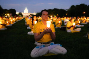 Zwolennicy Falun Gong biorą udział w czuwaniu przy świecach ku pamięci praktykujących Falun Gong, którzy zmarli podczas prześladowań prowadzonych przez Komunistyczną Partię Chin, National Mall w Waszyngtonie, 11.07.2024 r. Kampania represji wymierzona w Falun Gong trwa w Chinach 25 lat (Larry Dye / The Epoch Times)