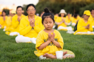 Praktykujący Falun Gong gromadzą się na czuwaniu przy świecach ku pamięci zwolenników tej duchowej dyscypliny, którzy byli prześladowani aż na śmierć przez Komunistyczną Partię Chin, National Mall w Waszyngtonie, 11.07.2024 r. (Madalina Vasiliu / The Epoch Times)