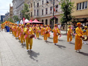 Orkiestra grająca na chińskich bębenkach bocznych, parada Falun Dafa w Łodzi, 27.07.2024 r. (fot. dzięki uprzejmości Tomasza Brzozowskiego)