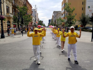 Praktykujący prezentują drugie ćwiczenie Falun Dafa, parada Falun Dafa w Łodzi, 27.07.2024 r. (fot. dzięki uprzejmości Tomasza Brzozowskiego)