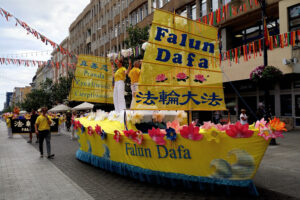 Praktykujący Falun Dafa prezentują ćwiczenia na Łodzi Dafa podczas parady, Łódź, 27.07.2024 r. (fot. dzięki uprzejmości Marka Sybilaka)